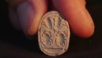 Een 3-jarig meisje vindt een ‘mooie steen’ die van onschatbare waarde blijkt te zijn