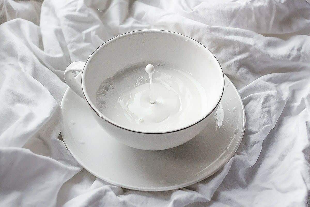 Što je bijeli sloj na mlijeku? Napokon su se pojavile informacije o njegovoj nutritivnoj vrijednosti, je li korisna za zdravlje ili ne.