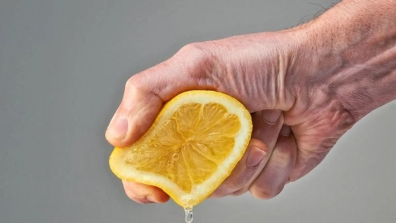 Trljanje prozorskih dasaka limunom: što je to i zašto se preporučuje.