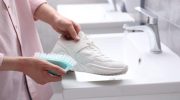 Weiße Turnschuhe: Waschen Sie sie nicht mehr in der Waschmaschine, dieser wenig bekannte Küchentrick hält sie wie neu