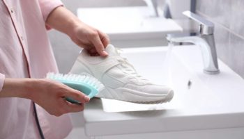 Weiße Turnschuhe: Waschen Sie sie nicht mehr in der Waschmaschine, dieser wenig bekannte Küchentrick hält sie wie neu