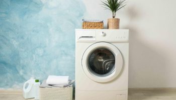 Mnohí zanedbávajú jednu maličkosť v práčke. Kvôli tomu bielizeň zapácha a je potrebné zavolať servis.