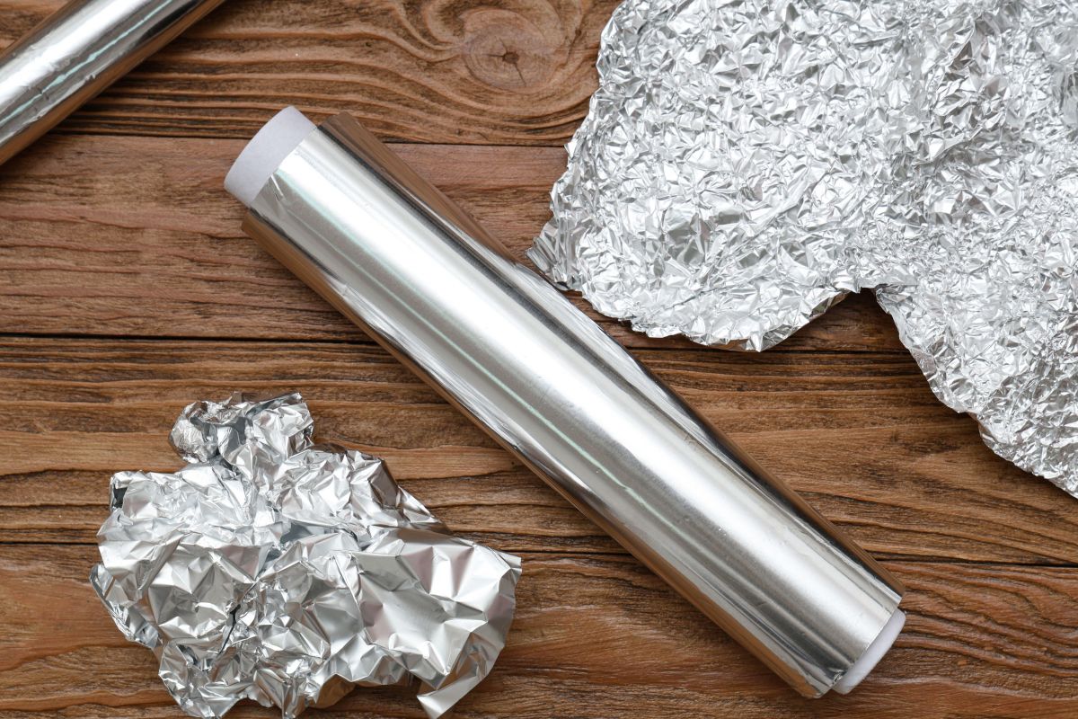 Všetci zakrývajú metlu hliníkovou fóliou: babkin tajomstvo, ktoré odporúčajú odborníci a ktoré naozaj funguje