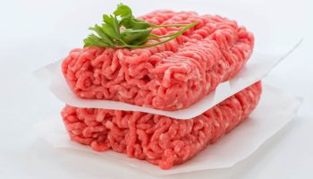 Tajomstvo skladovania mletého hovädzieho mäsa v mrazničke: nezaberá miesto a umožňuje vám pripraviť viac jedál.