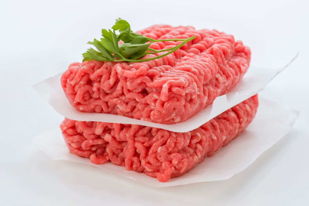 Tajomstvo skladovania mletého hovädzieho mäsa v mrazničke: nezaberá miesto a umožňuje vám pripraviť viac jedál.