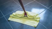 Horúcou alebo studenou vodou umývať podlahu? Jednoduchý trik, ktorý mení čistenie.