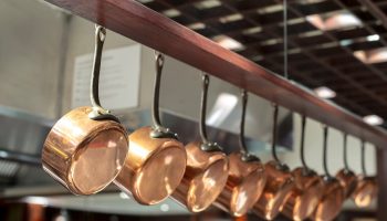 Správne používanie rukoväte hrnca alebo panvice: na čo je otvor skutočne určený.