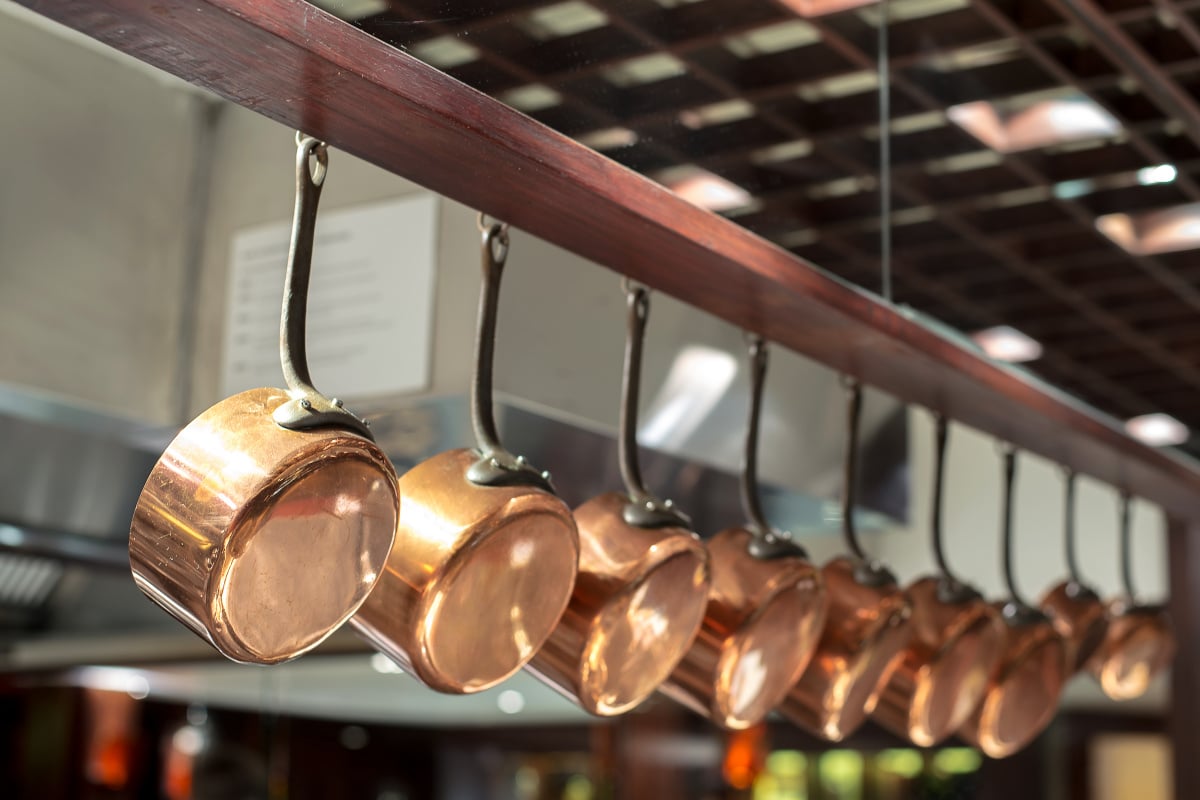 Správne používanie rukoväte hrnca alebo panvice: na čo je otvor skutočne určený.