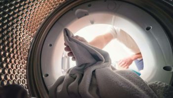Prečo zostávajú na oblečení zvyšky pracieho prostriedku po tom, čo ste ho vybrali z práčky?