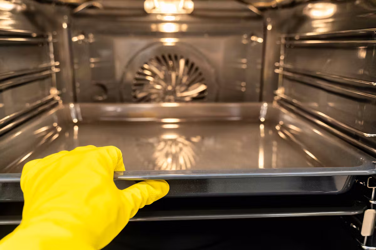 Fettiger und verschmutzter Backofen: Dieser Küchenroller macht das Fett über Nacht weich, anstatt Ihre Hände zu strapazieren