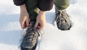Wenden Sie einen einfachen Trick an. So schützen Sie Ihre Winterschuhe vor Salz