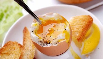 Kde je viac bielkovín: v bielku alebo vo žĺtku? Váš mozog vám dá nesprávnu odpoveď.