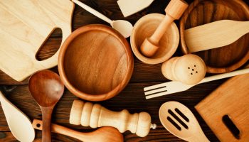 Ako odstrániť nečistoty a mastnotu z drevených lyžíc? Odborník ponúka jeden zo spôsobov.