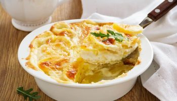 Nie je potrebné ho „zalievať“ smotanou: gratin dauphinois je neuveriteľne jemný, ak poznáte správny tajomstvo.