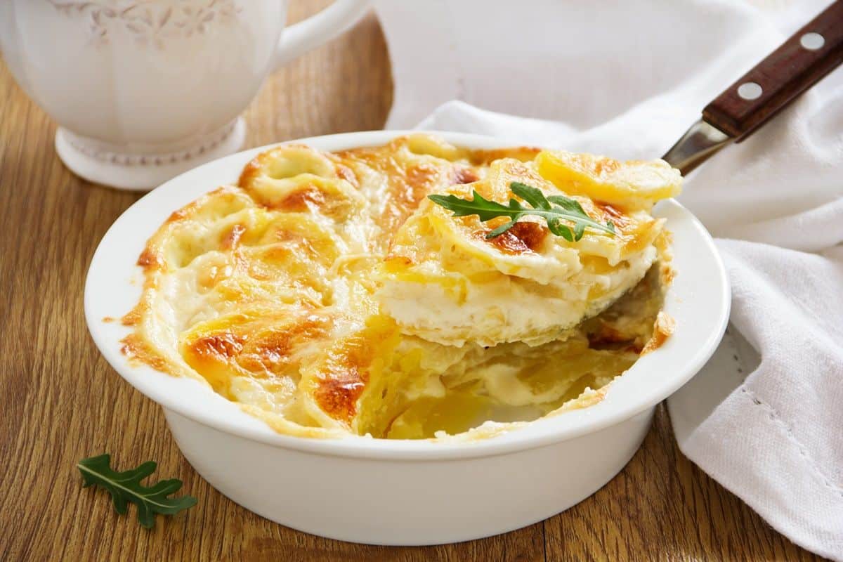 Nie je potrebné ho „zalievať“ smotanou: gratin dauphinois je neuveriteľne jemný, ak poznáte správny tajomstvo.