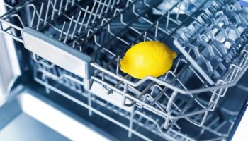 Miksi kannattaa laittaa puolikas sitruuna astianpesukoneeseen joka kerta, kun käytät sitä?