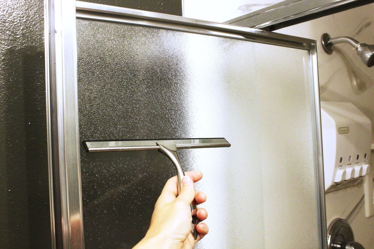 Uzmi ga iz kuhinje i njime obrišite tuš. Kamenac se više neće pojavljivati.