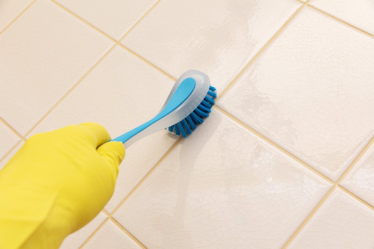 Pojača li se plijesan u fugama između pločica zimi? Ovo jednostavno rješenje djeluje bez potrebe za četkanjem.