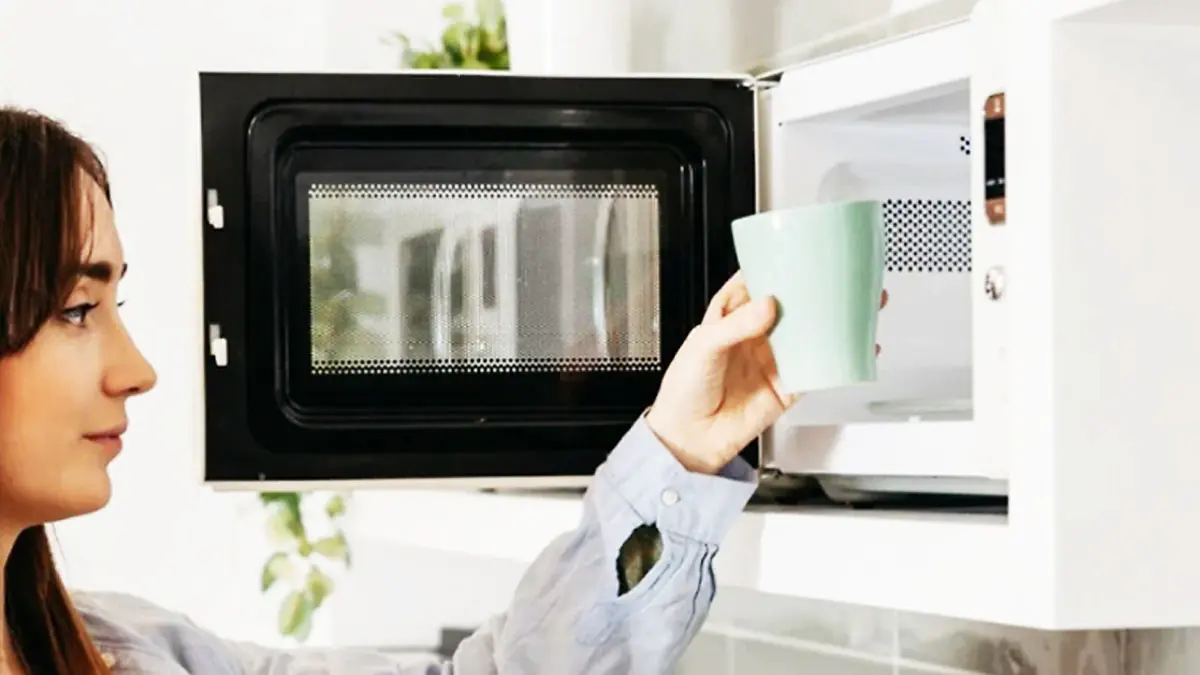Malo ljudi zna da zagrijavanje vode ili mlijeka u mikrovalnoj pećnici može biti neprikladno.