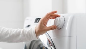 Rýchlosť odstreďovania v práčke: 800, 1000, 1200 alebo 1400 ot/min?