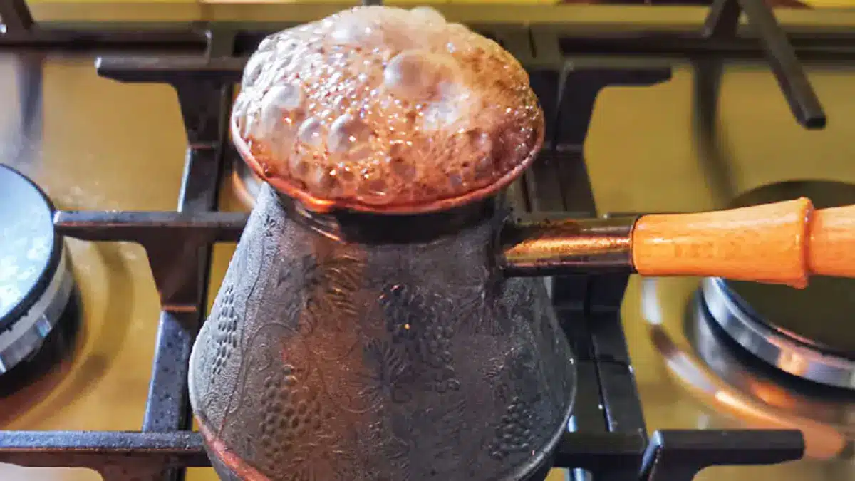 Kako pravilno skuhati ukusnu kavu u turskom kuhalu na štednjaku: suptilnosti pripreme.