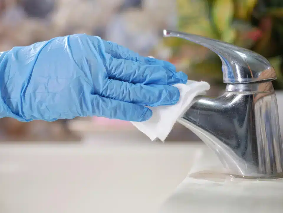 Navlažite meku krpu i obrišite. Vaše baterije će biti kao nove.