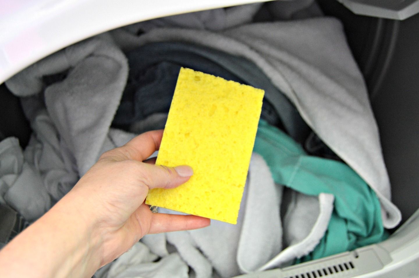 Postupak ubacivanja sunđera u bubanj veš mašine