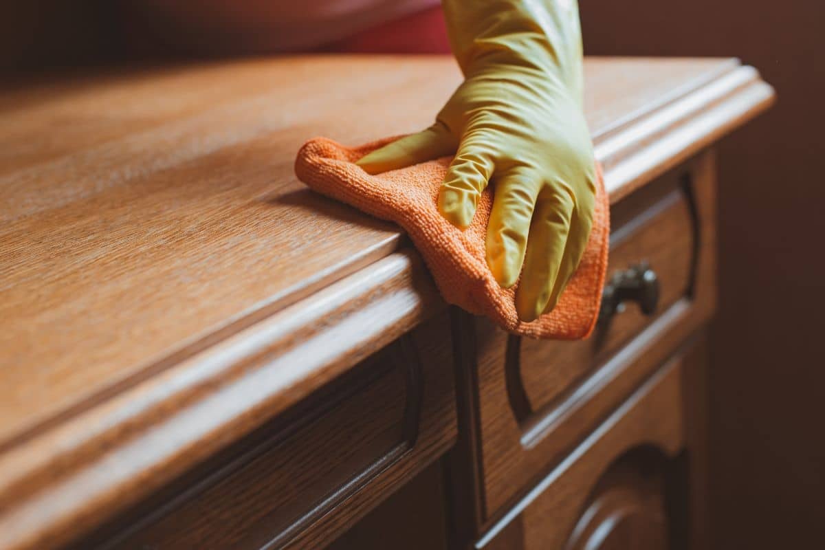Wie Sie Ihre Möbel in einwandfreiem Zustand halten und wie Sie Holzoberflächen reinigen, damit sie lange ihren Glanz behalten