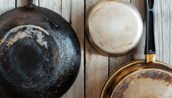 Prihorená panvica bude za pár minút dokonale čistá. Zmiešajte 4 ingrediencie a nechajte ich na dne.