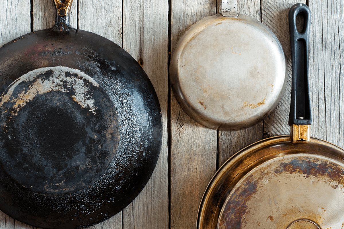 Prihorená panvica bude za pár minút dokonale čistá. Zmiešajte 4 ingrediencie a nechajte ich na dne.