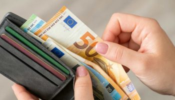 Kuinka paljon rahaa voin siirtää perheenjäsenelle verovapaasti: veroviraston siirtorajat.