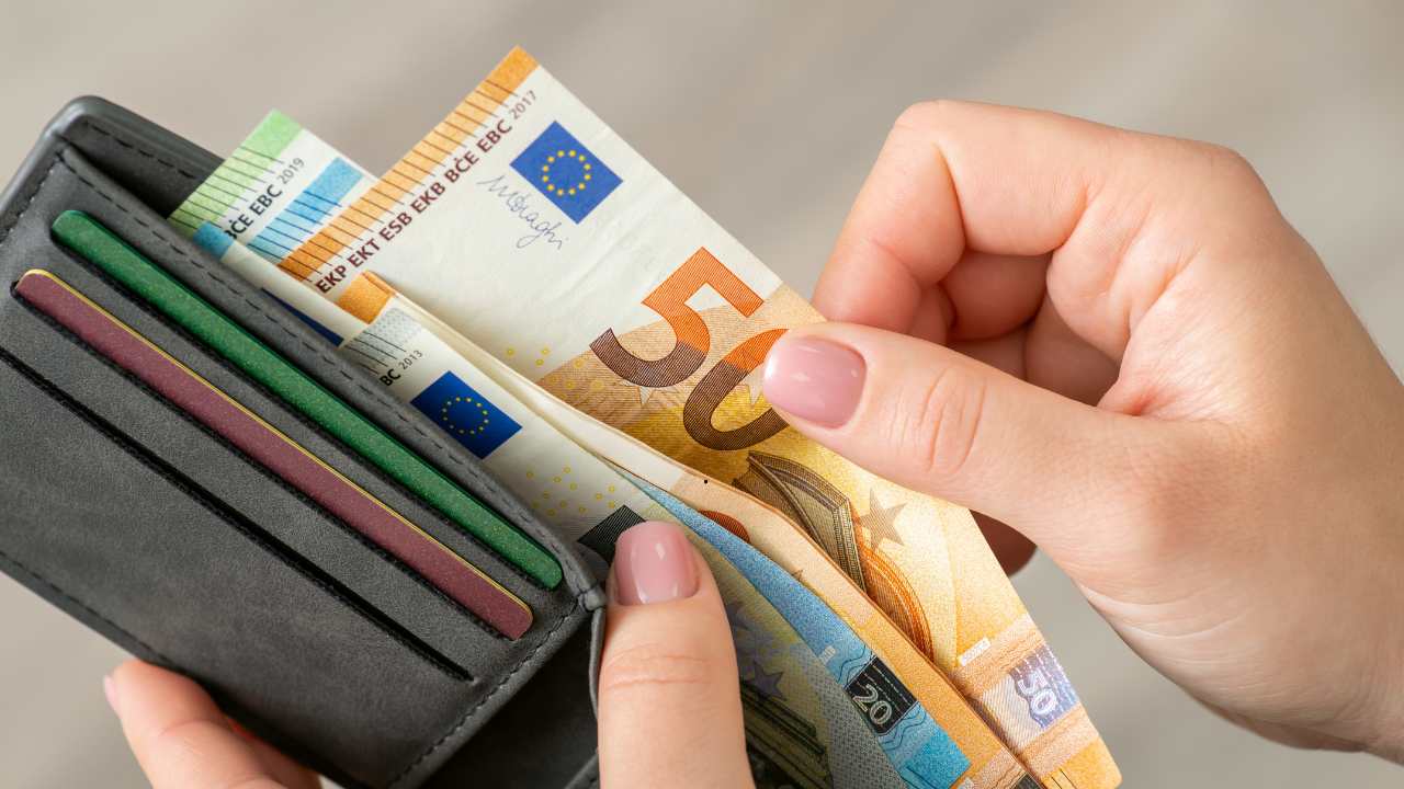 Kuinka paljon rahaa voin siirtää perheenjäsenelle verovapaasti: veroviraston siirtorajat.