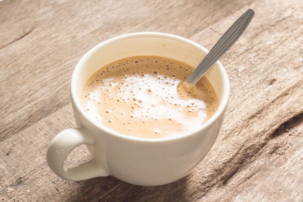 Ich zerkleinere ihn und füge ihn dann dem Kaffee hinzu. Nur so zubereitet senkt er den Blutzuckerspiegel und hilft beim Abnehmen.