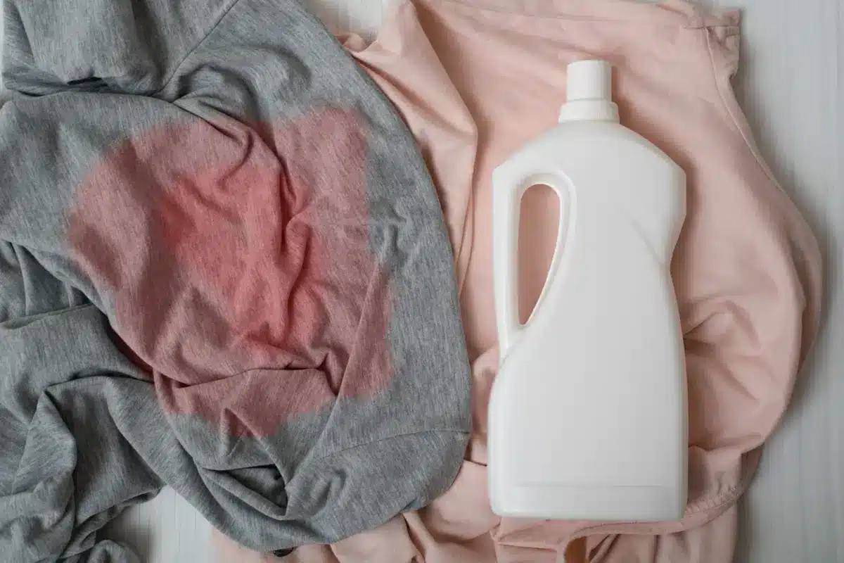 So entfernen Sie Flecken von Bleichmittel aus Textilien: Ein Trick mit einem Filzstift, der Ihre schwarze Kleidung rettet