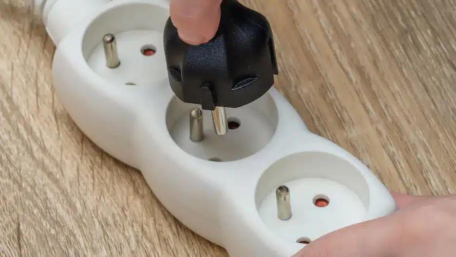 Nemojte ga spajati na produžni kabel. Električar upozorava na opasnost.