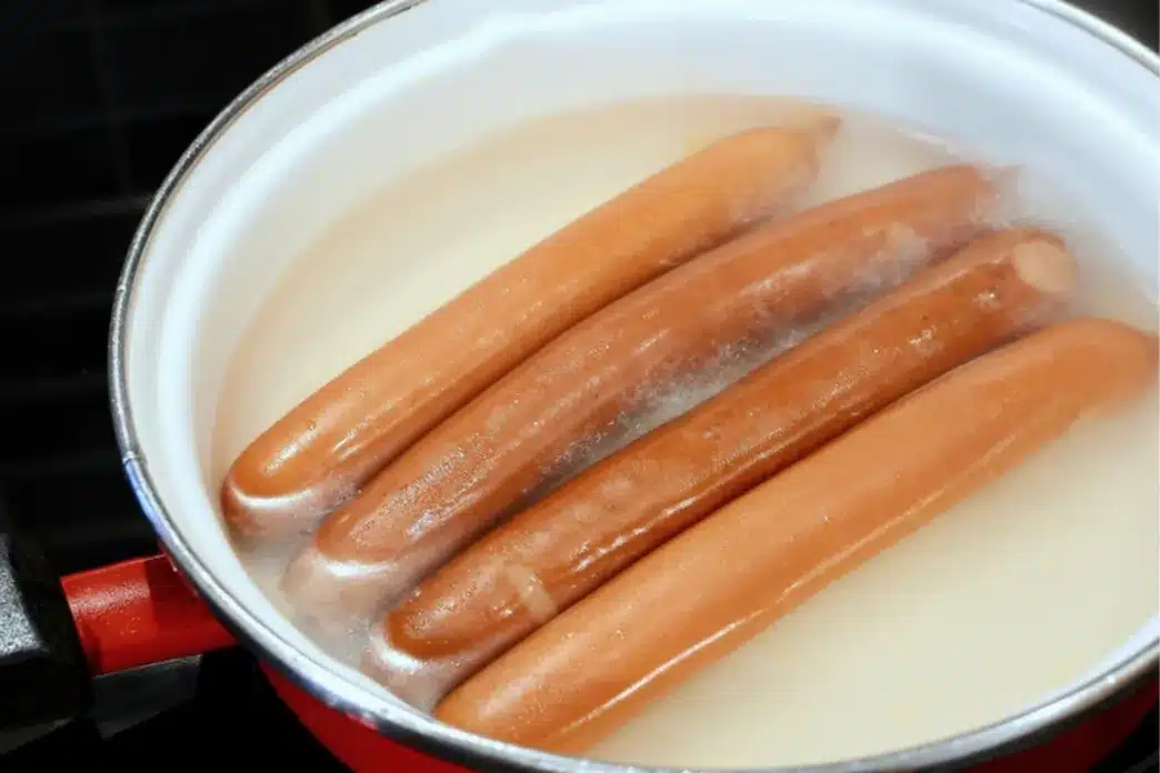 Kobasicama dodajte 1 žlicu vode i stavite ih na tanjur. Tijekom prženja neće popucati i bit će ukusniji.