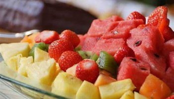 Ovocie, ktoré pomáha odstraňovať zubný kameň a prirodzene bieliť zuby.