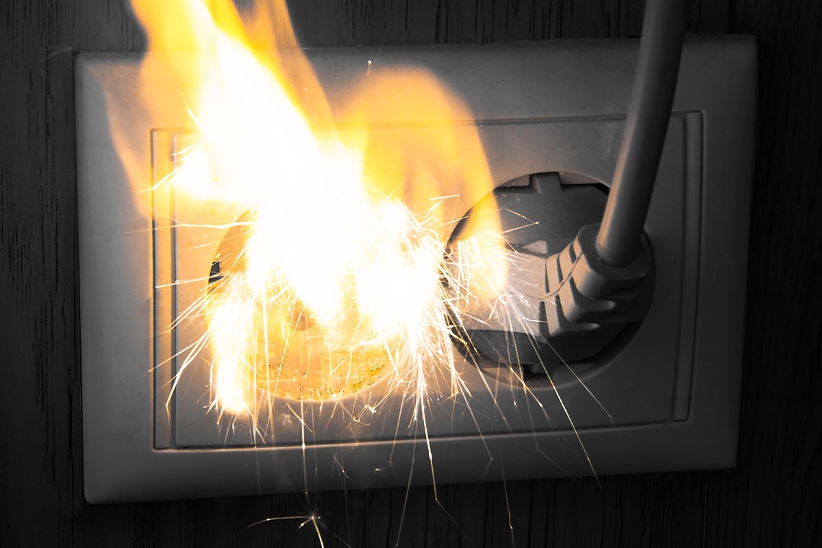 7 zariadení, ktoré je potrebné pred odchodom z domu odpojiť od elektrickej siete.