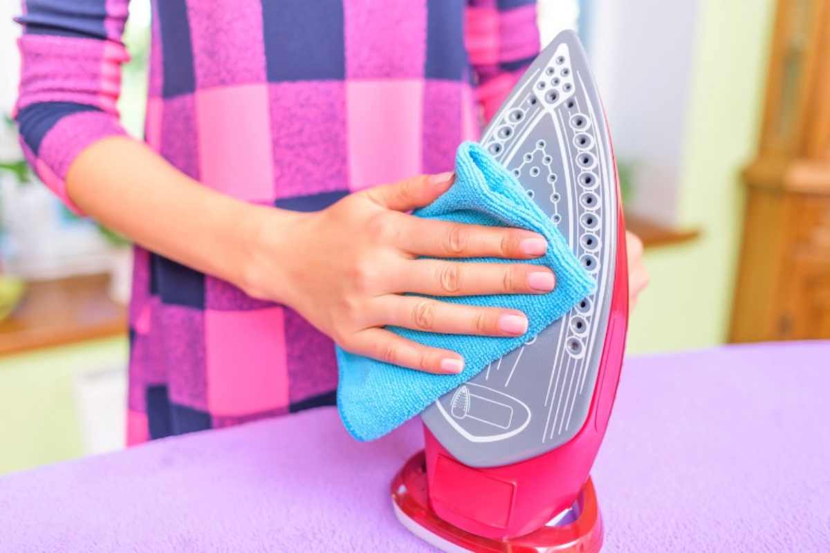 Kako očistiti zagorjelu peglu s crnim mrljama i vratiti joj prvobitni izgled.