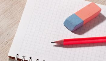 Nu este pentru cerneală: la ce servește partea albastră a radierii?