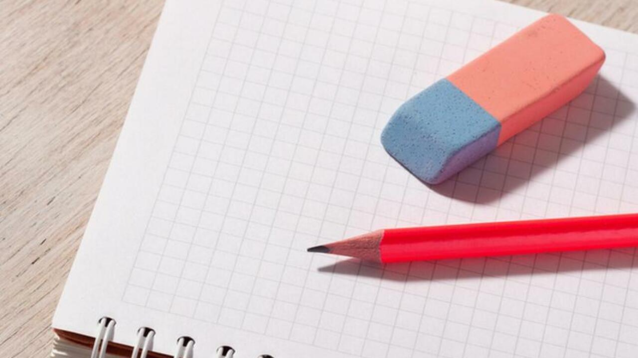 Nu este pentru cerneală: la ce servește partea albastră a radierii?