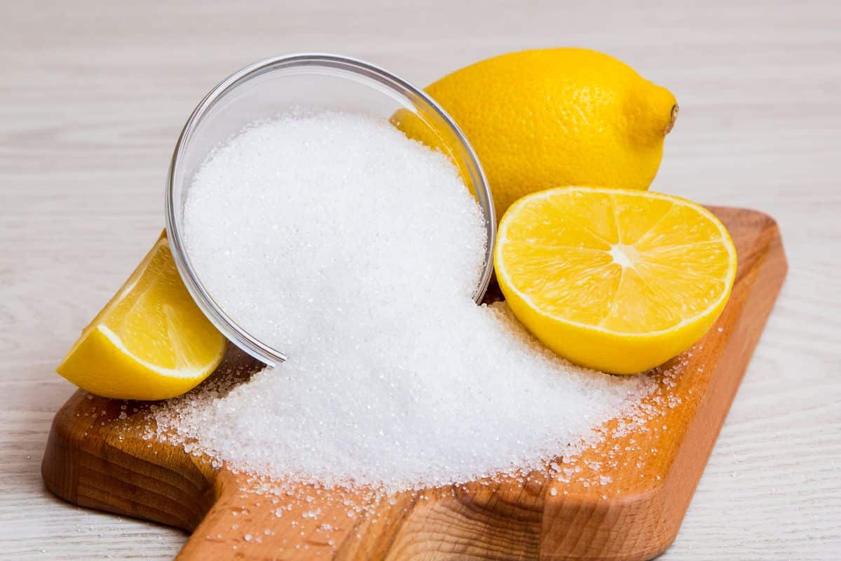 Čišćenje daske limunom i solju