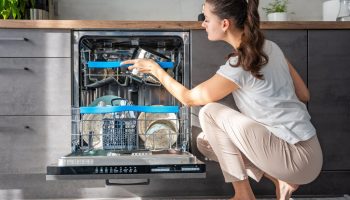 Každý týždeň by ste mali skontrolovať jednu súčasť vašej umývačky riadu – inak sa môže zhoršiť kvalita umývania.