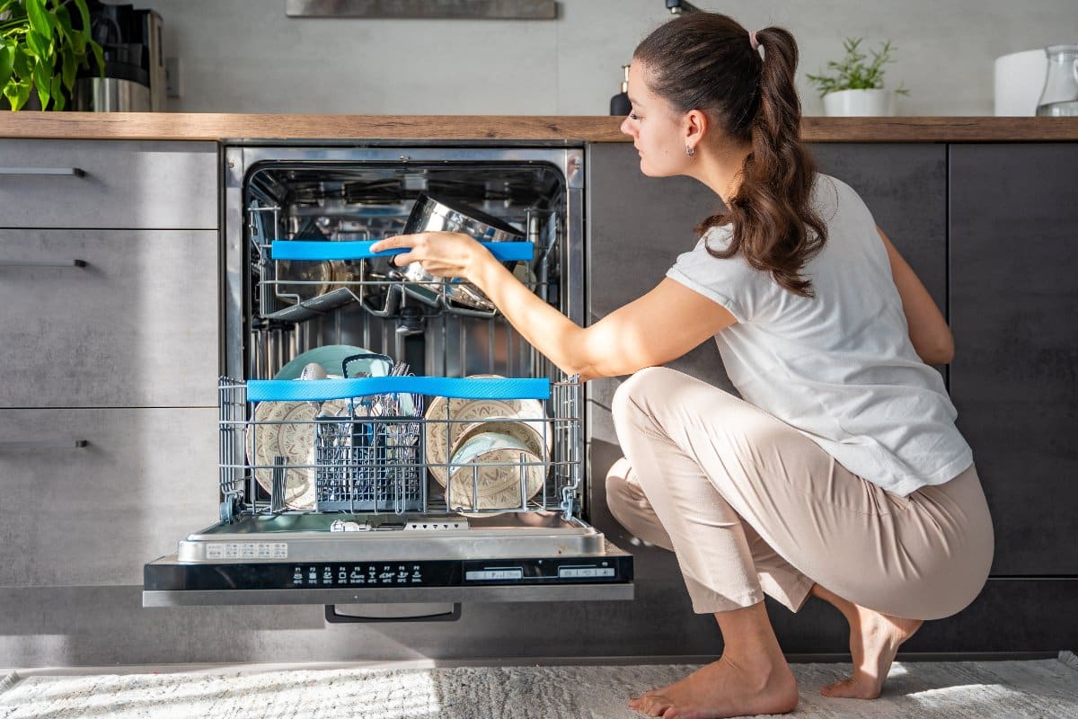 Každý týždeň by ste mali skontrolovať jednu súčasť vašej umývačky riadu – inak sa môže zhoršiť kvalita umývania.