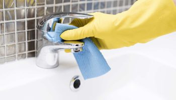 Navlhčite mäkkú handričku a utrite. Vaše batérie budú ako nové.