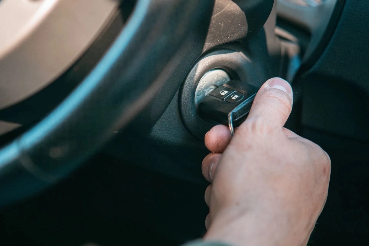 Slab akumulator? Jednostavan trik pomoći će vam pokrenuti motor