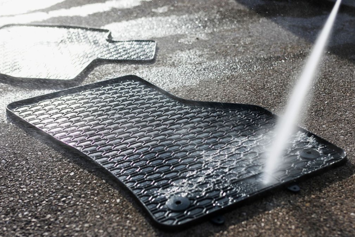 Zašto treba prskati ocat po tepisima u autu: što to znači?