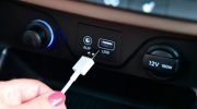 Podłączanie telefonu komórkowego do portu USB w samochodzie: oto dlaczego nie należy tego robić