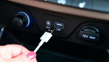 Podłączanie telefonu komórkowego do portu USB w samochodzie: oto dlaczego nie należy tego robić