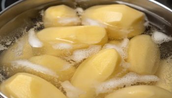 Dodaj žlicu u krumpir koji se kuha. Bit će gotov puno ranije i poprimit će više okusa 